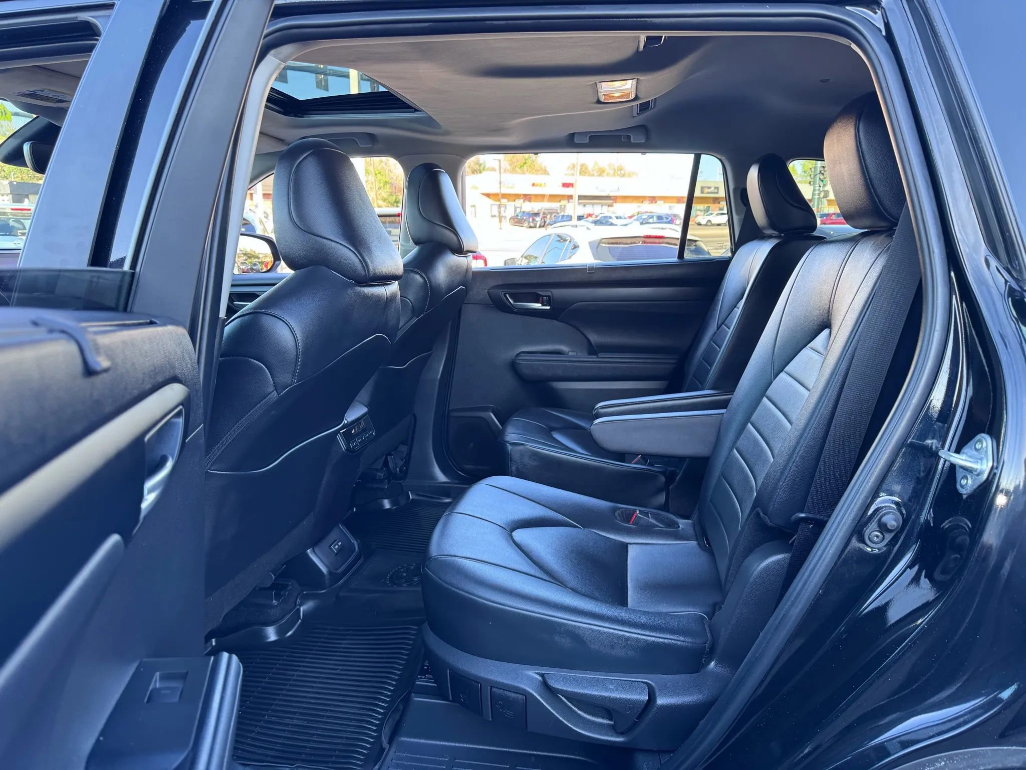 Used 2024 Toyota Highlander XLE image 16