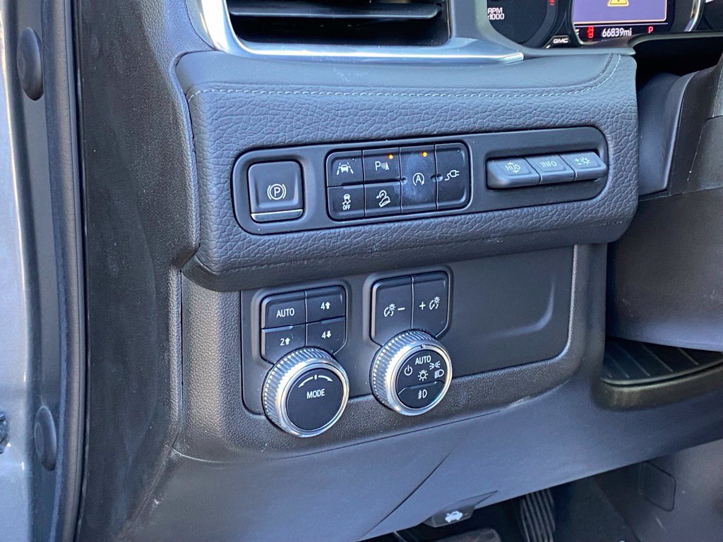 Used 2021 GMC Yukon Denali w/ Denali Premium Package AWD/4WD image 13