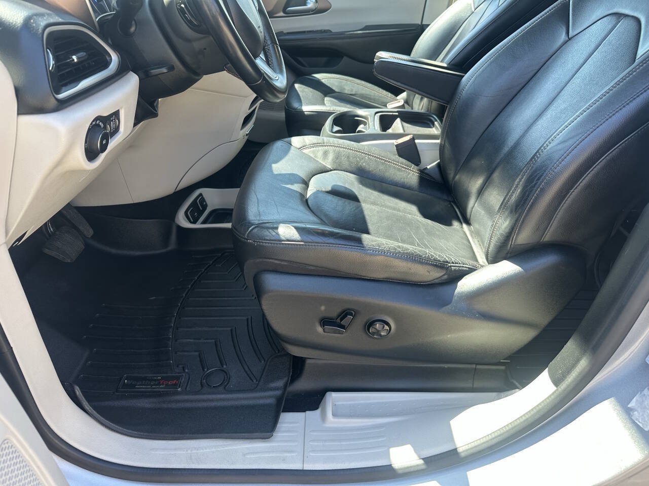 Used 2017 Chrysler Pacifica Touring-L w/ Tire & Wheel Group FWD image 10