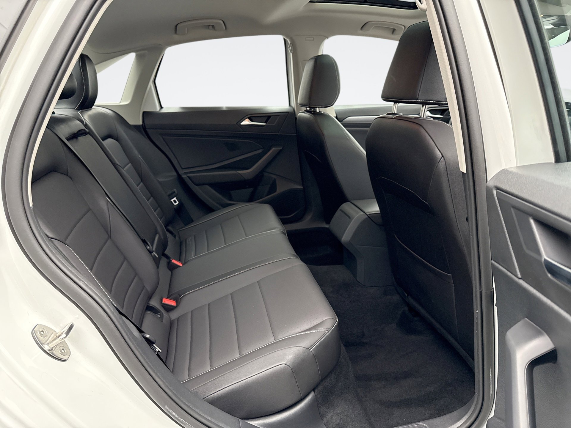 Used 2023 Volkswagen Jetta SE w/ Panoramic Sunroof Package image 18