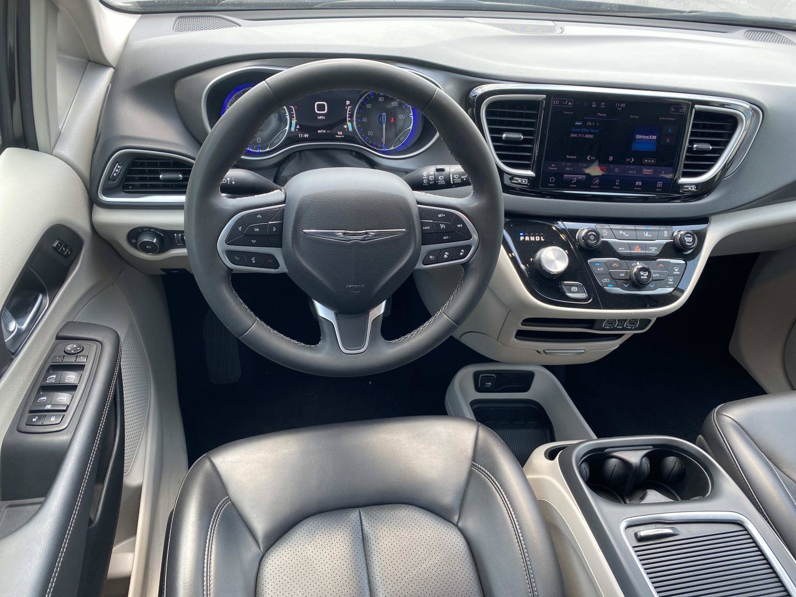 Used 2023 Chrysler Pacifica Touring-L FWD image 18
