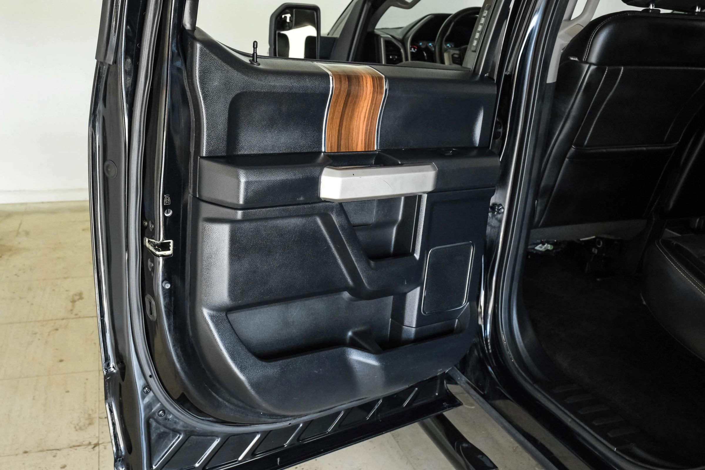 Used 2017 Ford F150 Lariat RWD image 38