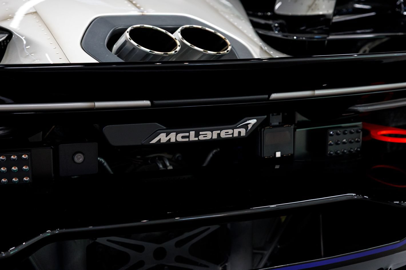 Used 2020 McLaren Senna RWD image 17
