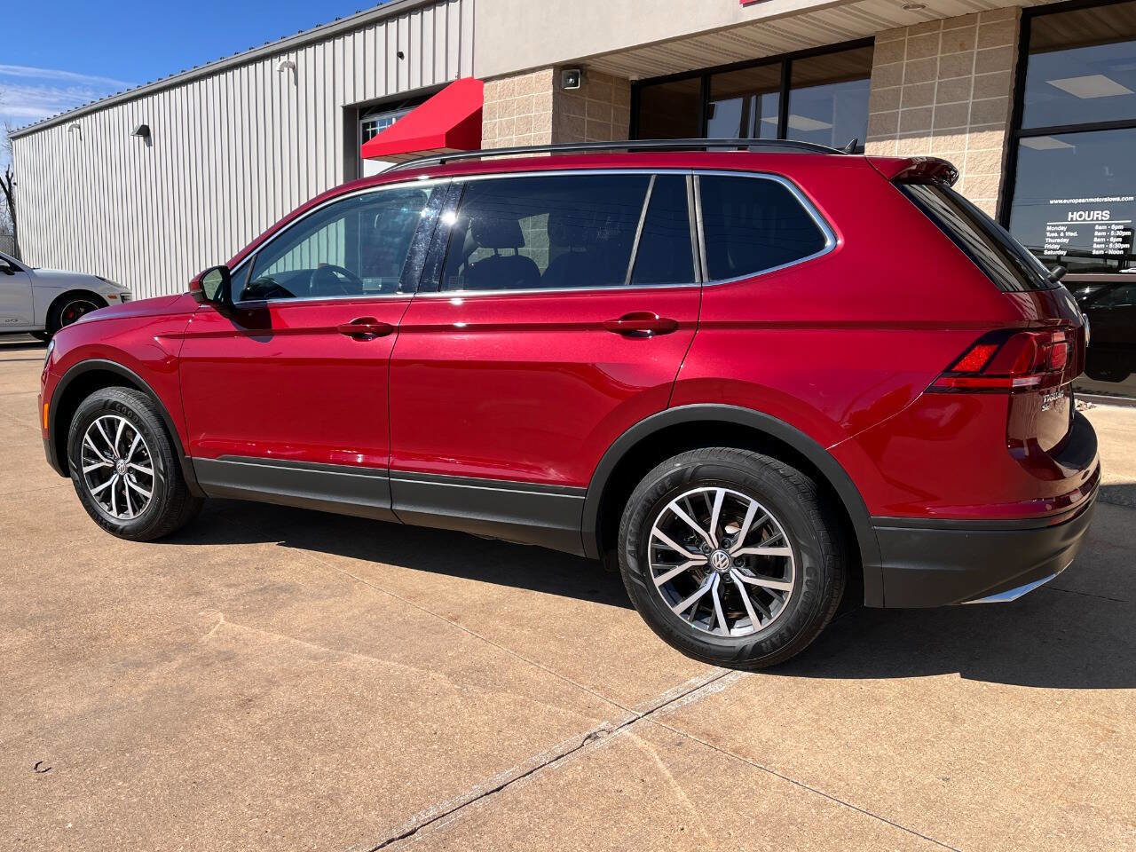 Used 2019 Volkswagen Tiguan SE w/ Panoramic Sunroof Package image 3