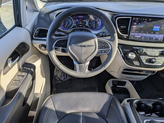 Used 2024 Chrysler Pacifica Touring-L image 14