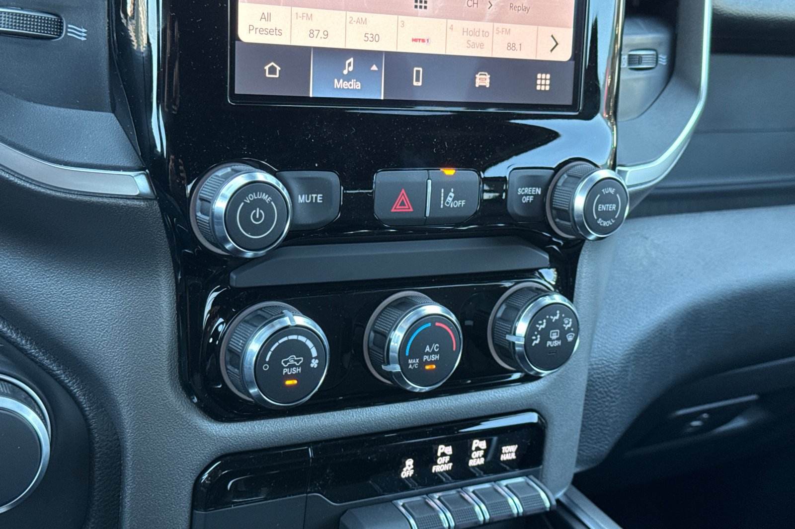 New 2026 RAM 1500 Express AWD/4WD image 18