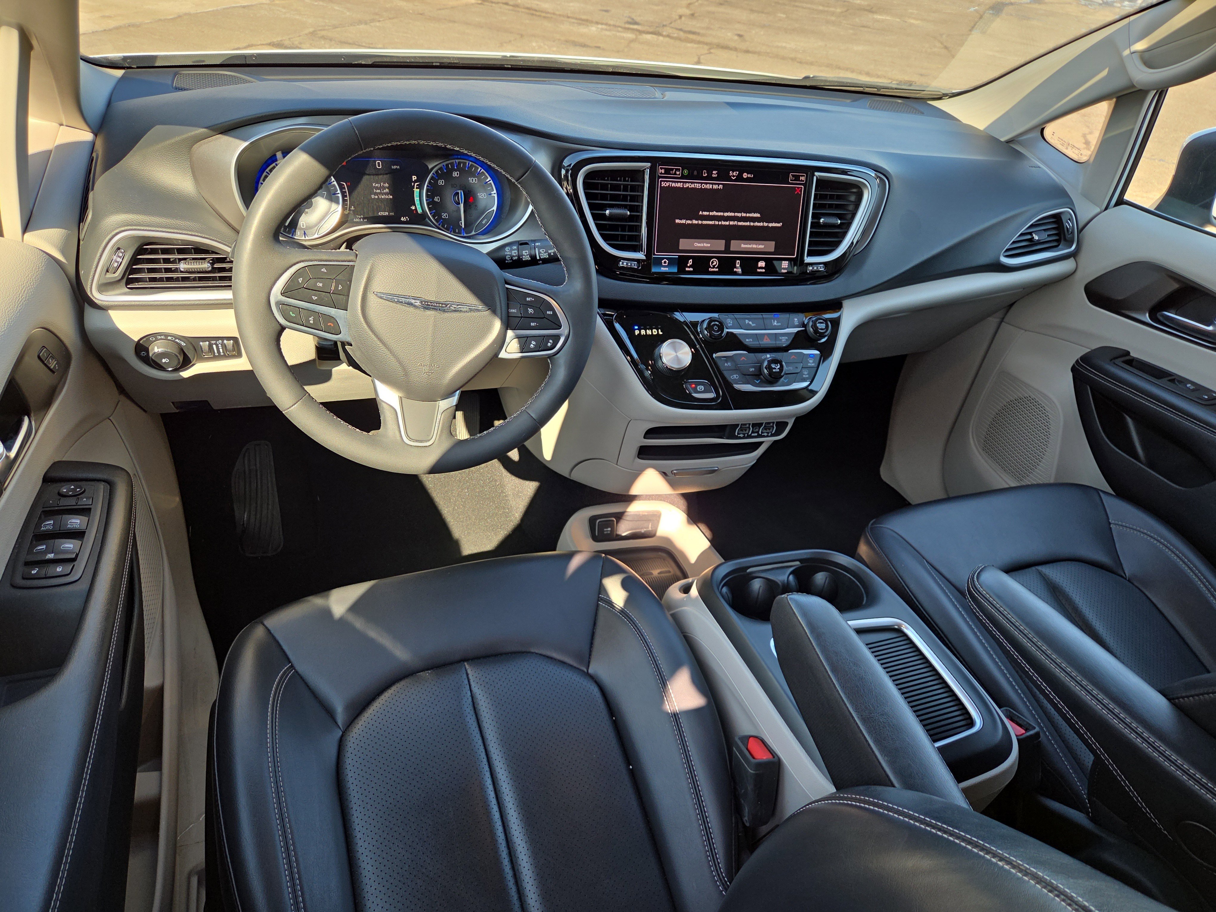 Certified 2023 Chrysler Pacifica Touring-L image 9