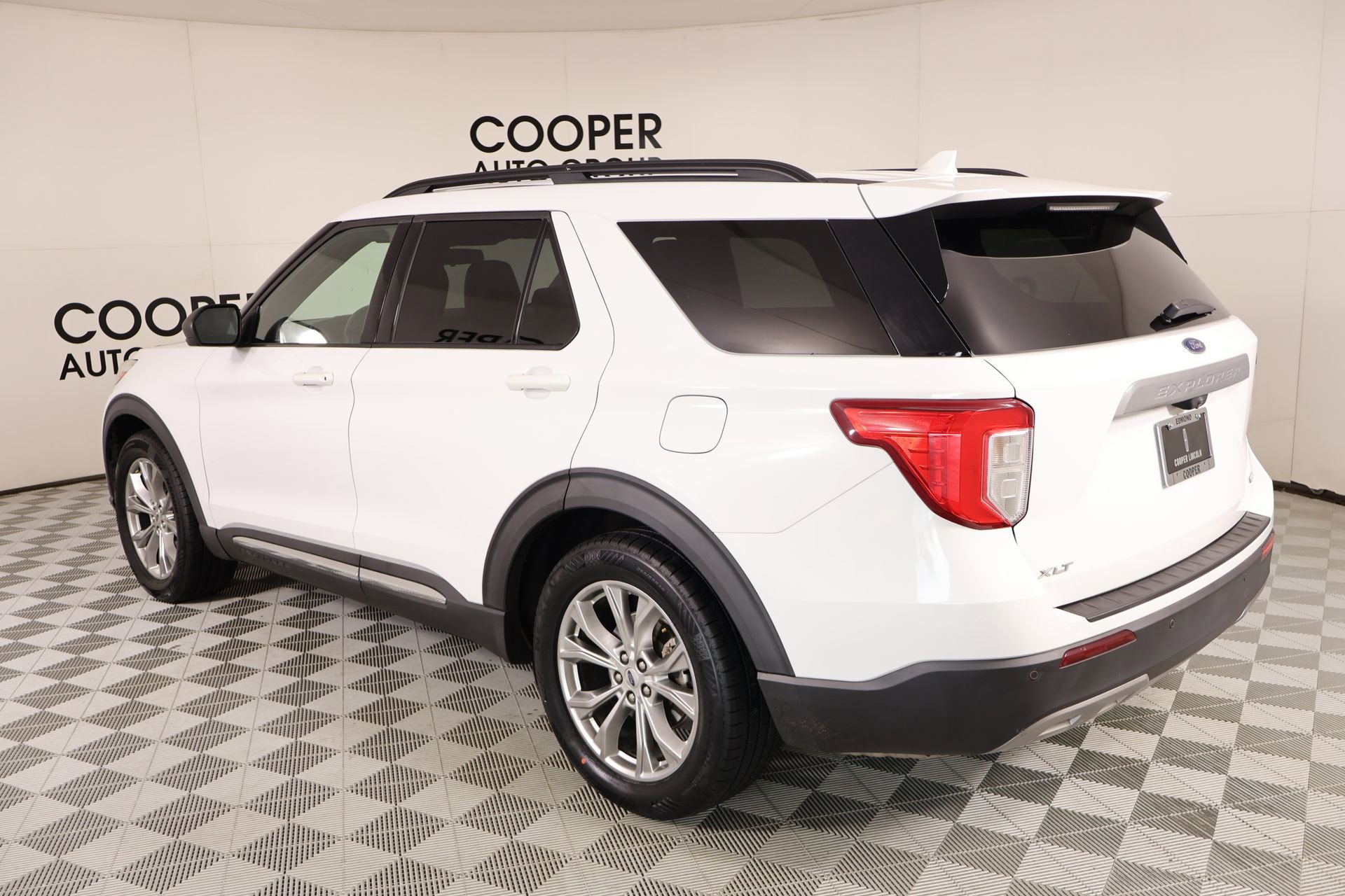 Used 2020 Ford Explorer XLT w/ Equipment Group 202A RWD image 24
