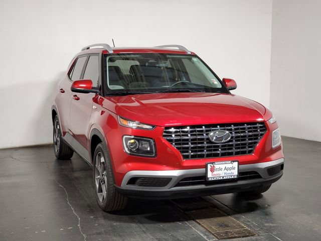Used 2024 Hyundai Venue SEL image 2
