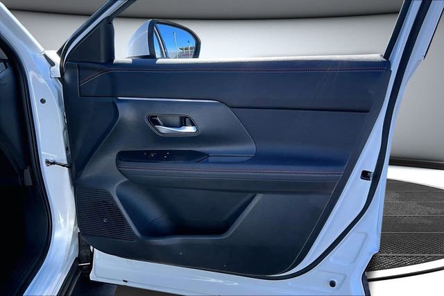 Certified 2025 Nissan Kicks SR image 26