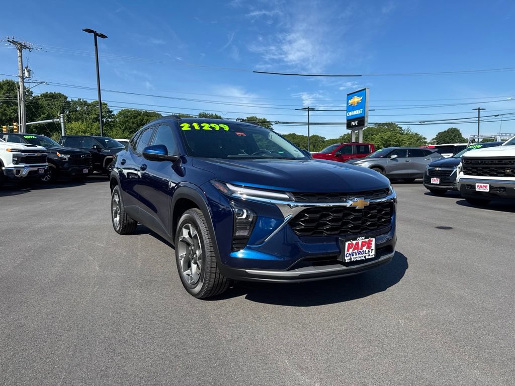Used 2024 Chevrolet Trax LT w/ Driver Confidence Package FWD image 2