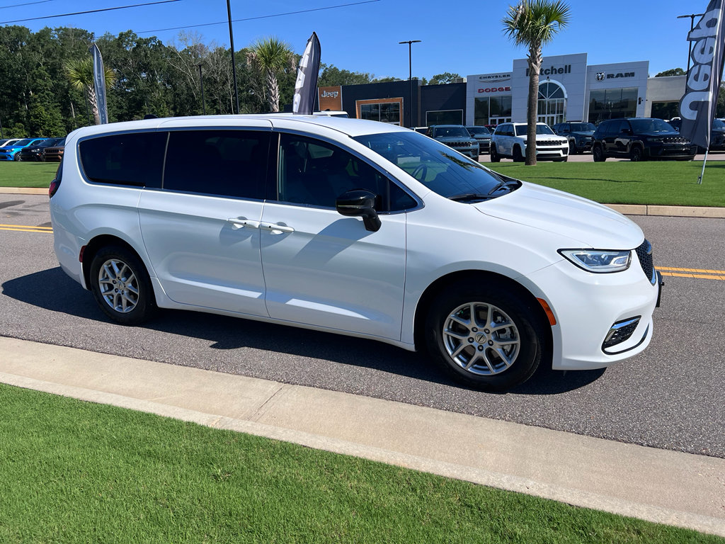 Used 2025 Chrysler Pacifica Select FWD image 3