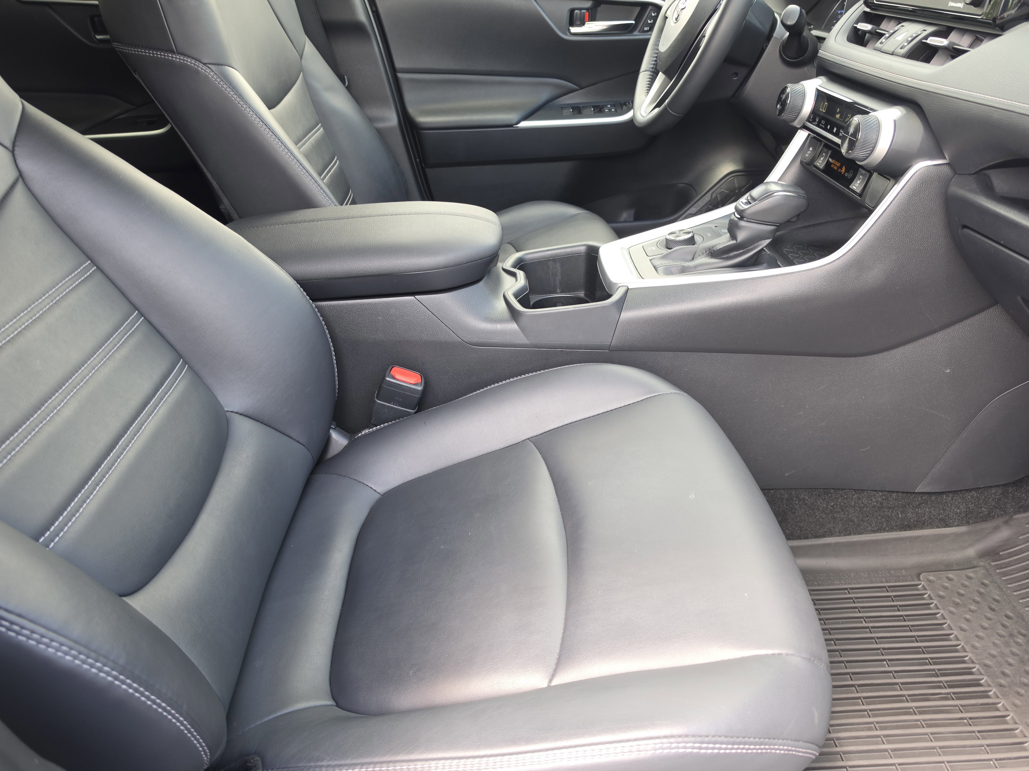 Used 2022 Toyota RAV4 XLE Premium AWD/4WD image 13