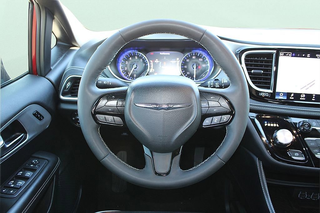 Used 2025 Chrysler Pacifica Limited image 17