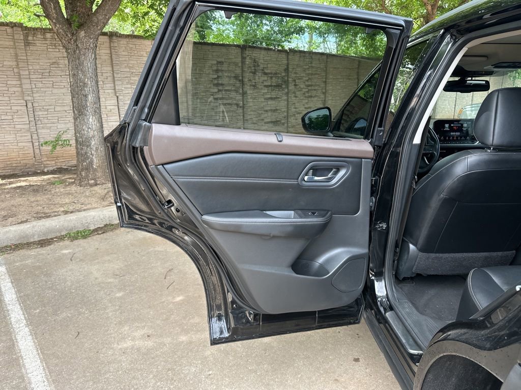 Used 2023 Nissan Rogue SL w/ SL Premium Package FWD image 11