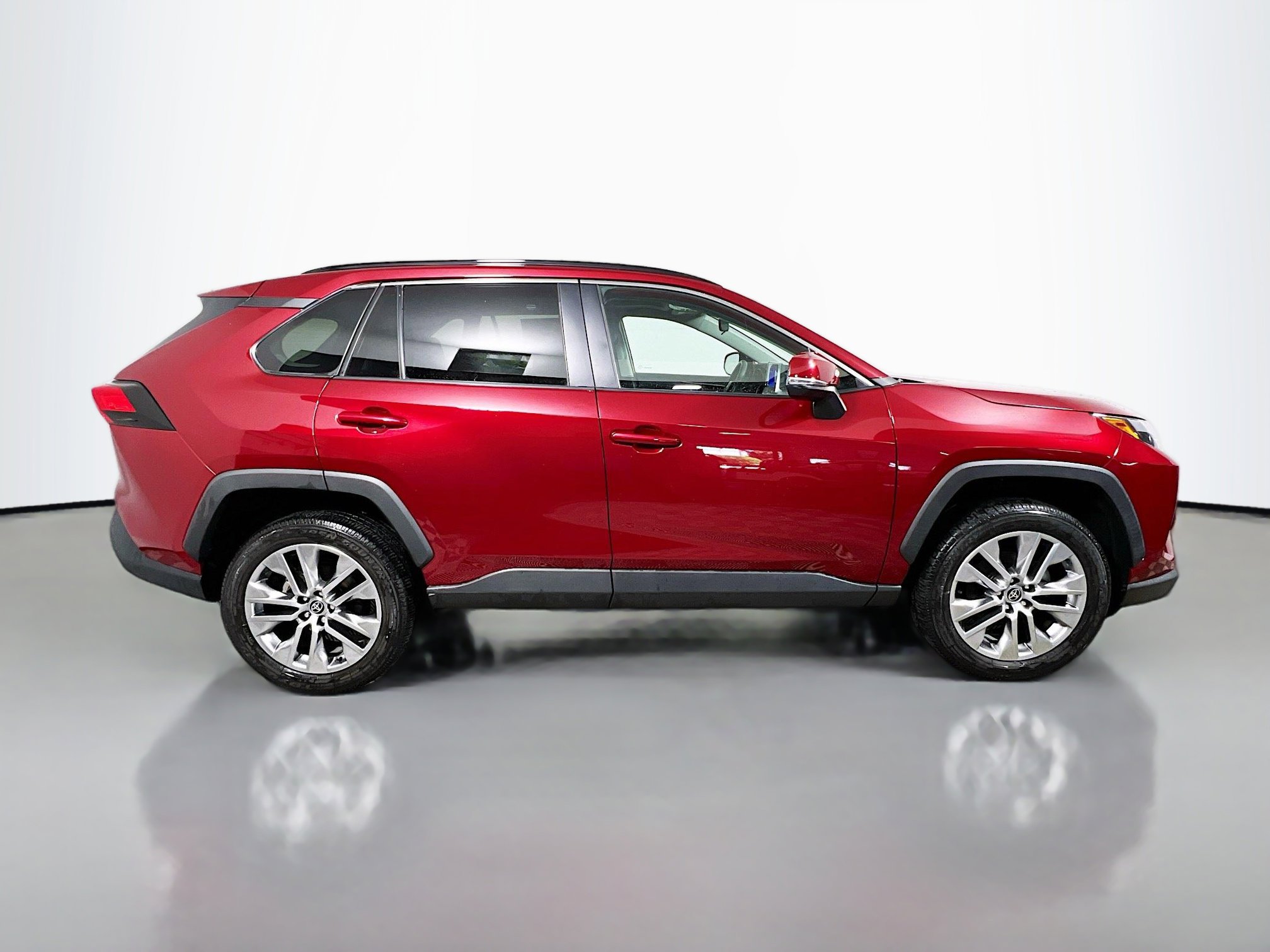 Used 2023 Toyota RAV4 XLE Premium image 3