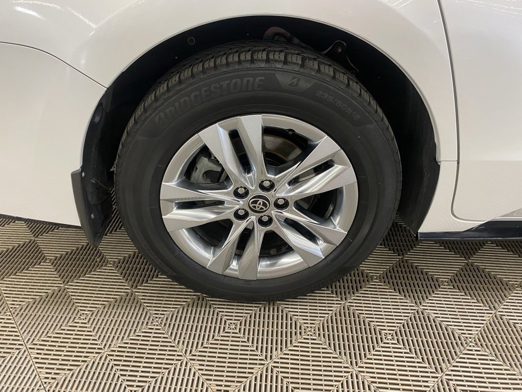 Used 2022 Toyota Sienna Limited image 12