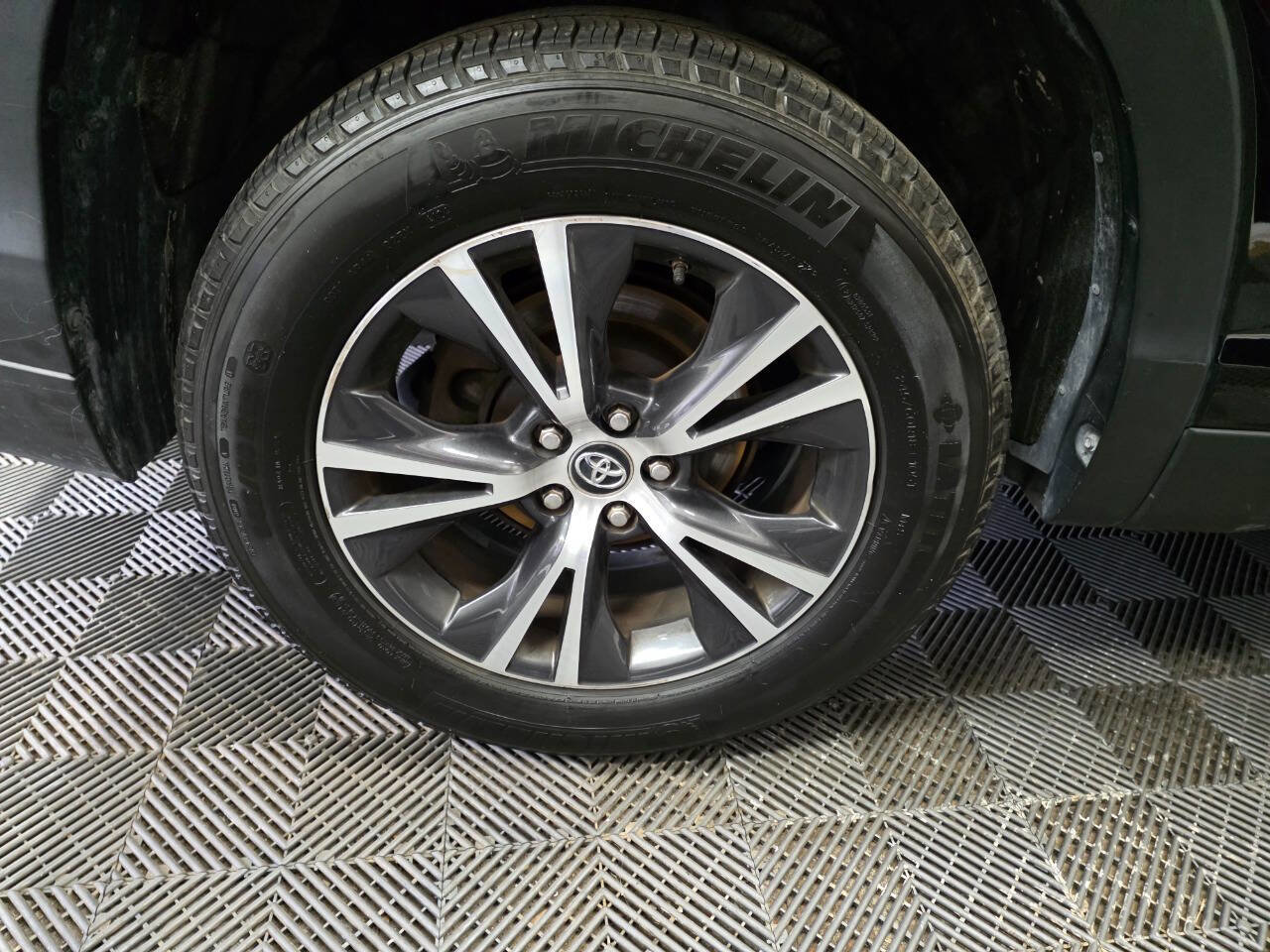 Used 2019 Toyota Highlander LE image 33