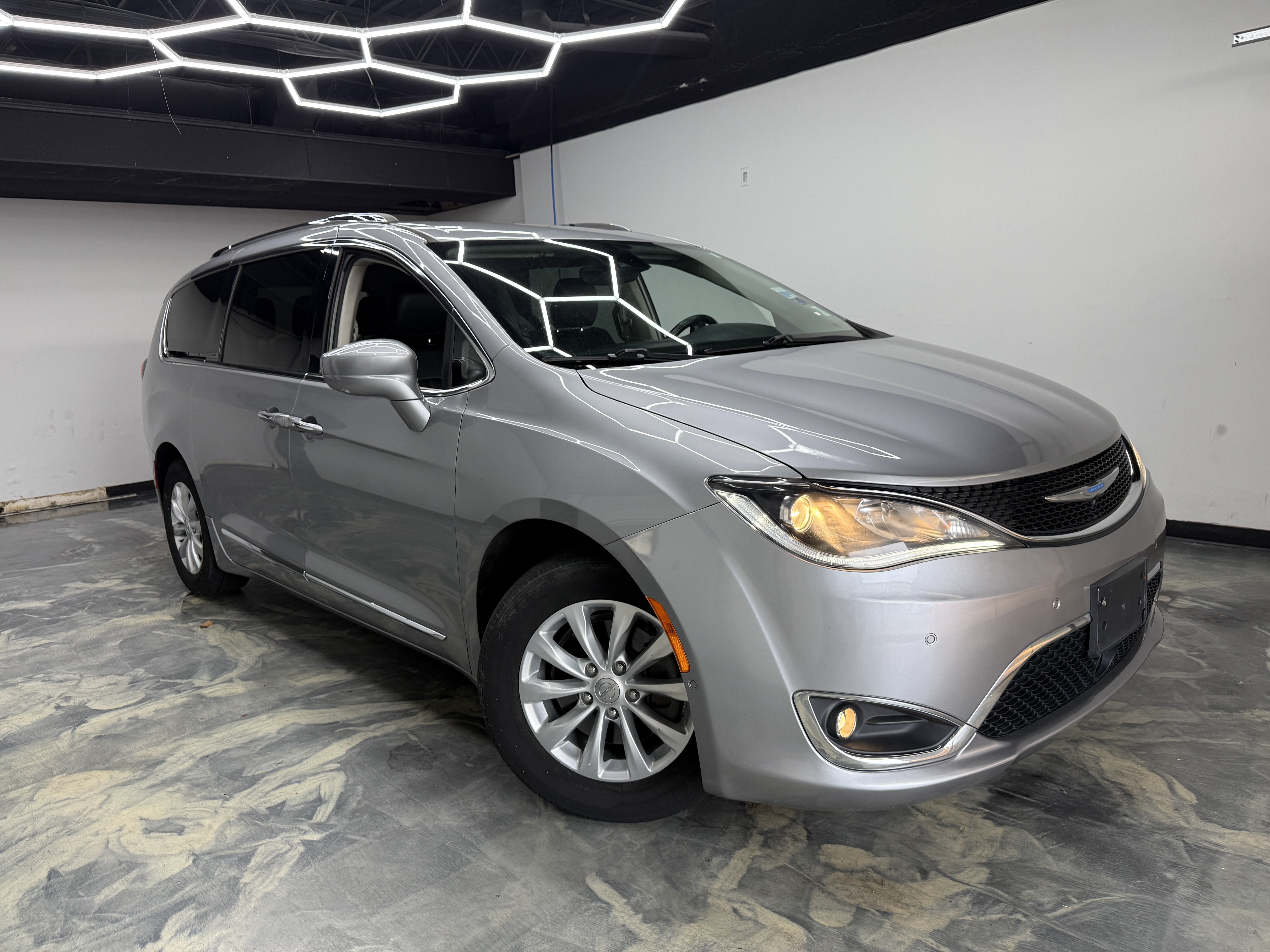 Used 2018 Chrysler Pacifica Touring-L w/ Advanced Safetytec Group FWD image 6
