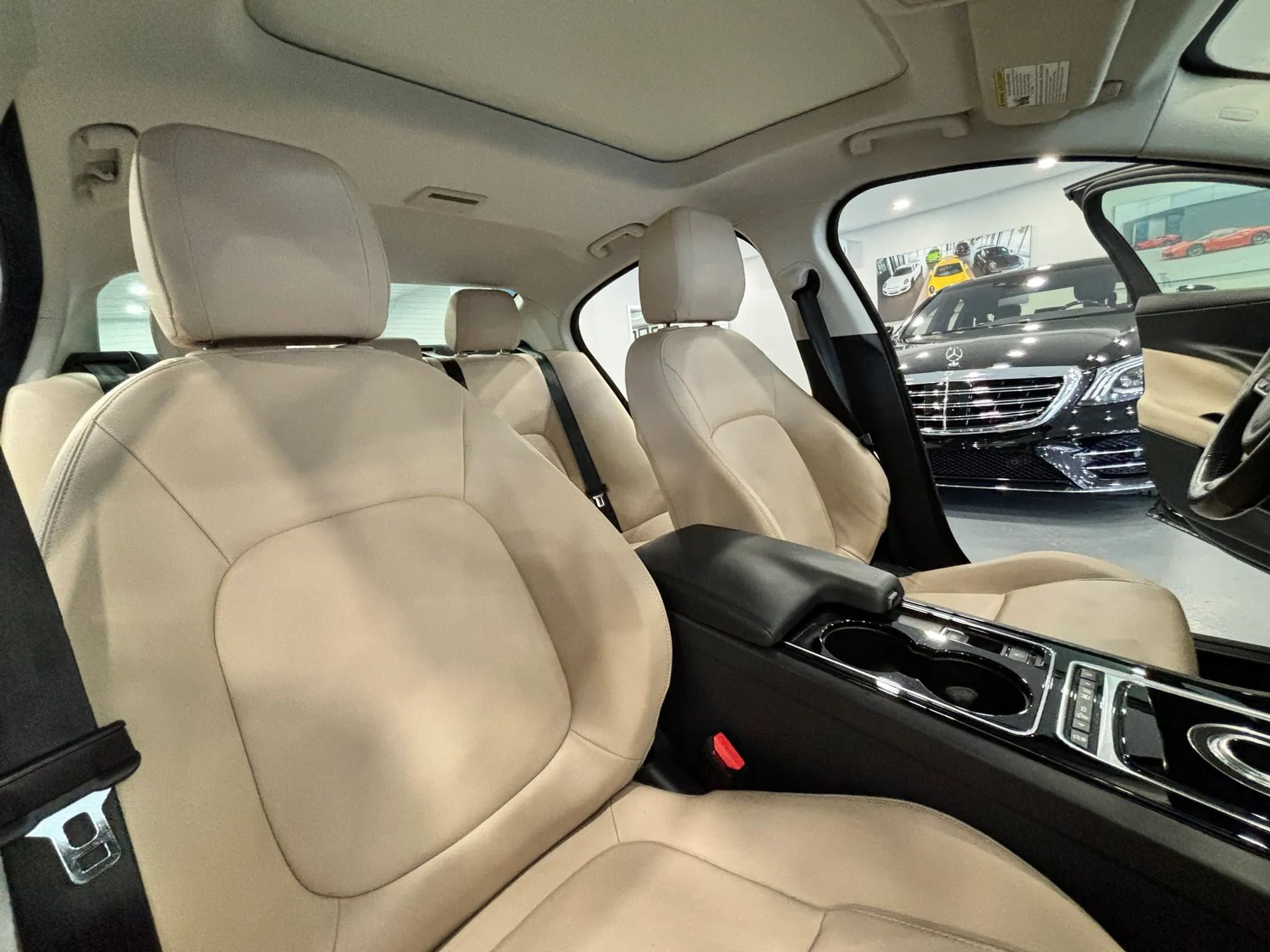 Used 2017 Jaguar XE Premium RWD image 19