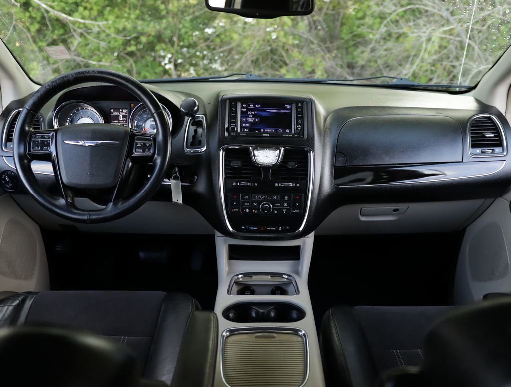 Used 2014 Chrysler Town & Country Touring-L FWD image 34