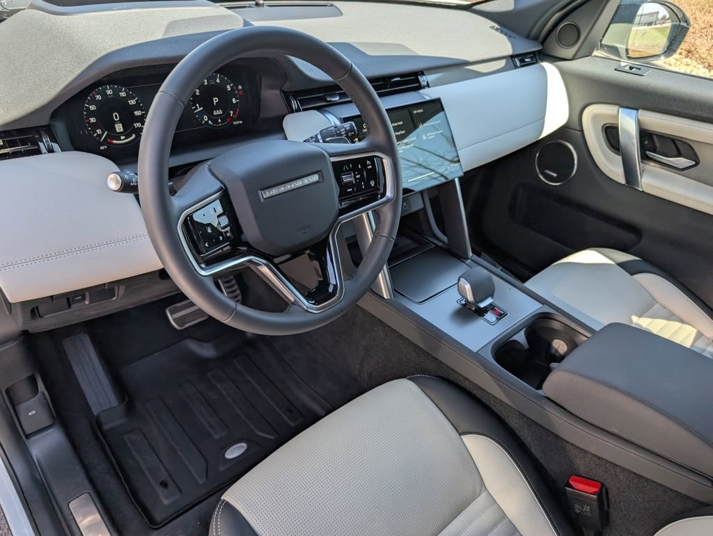 Used 2025 Land Rover Discovery Sport Dynamic SE image 4