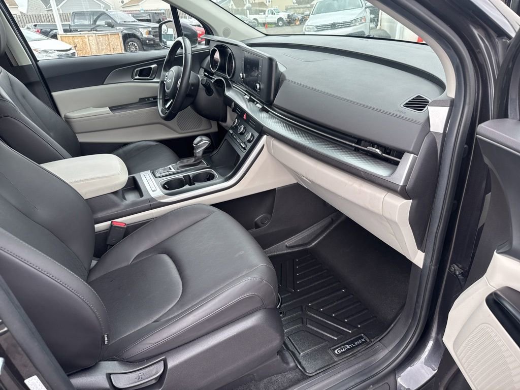 Used 2024 Kia Carnival LX image 32