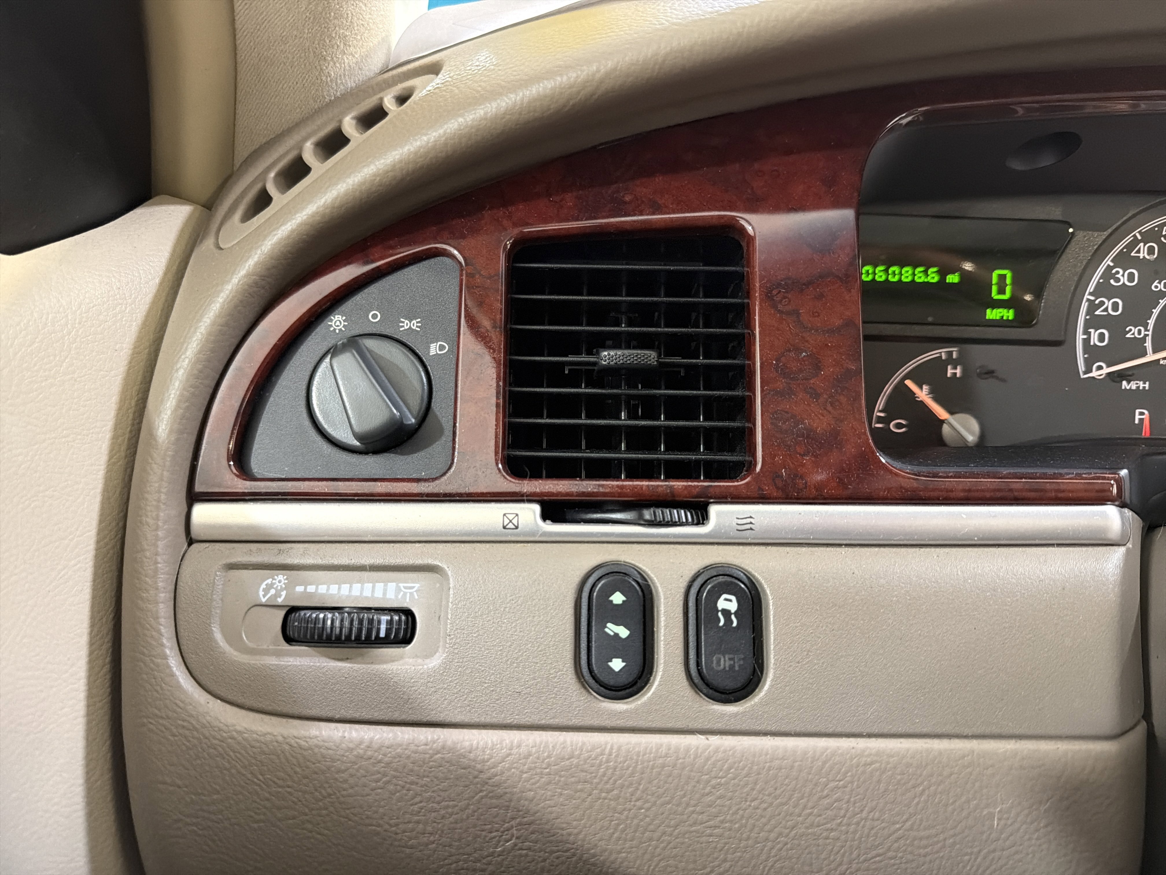 Used 2005 Lincoln Town Car Signature Limited image 20