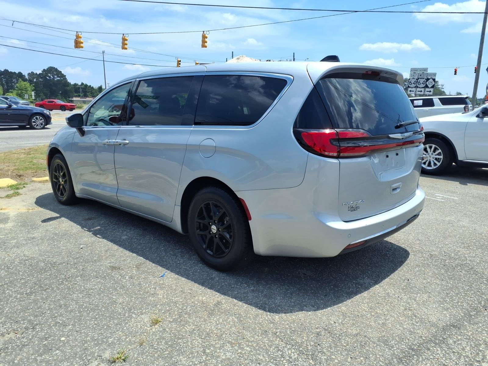 Used 2023 Chrysler Pacifica Touring-L FWD image 4