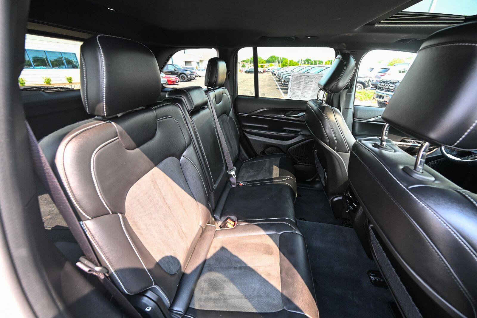 Used 2023 Jeep Grand Cherokee Altitude AWD/4WD image 28