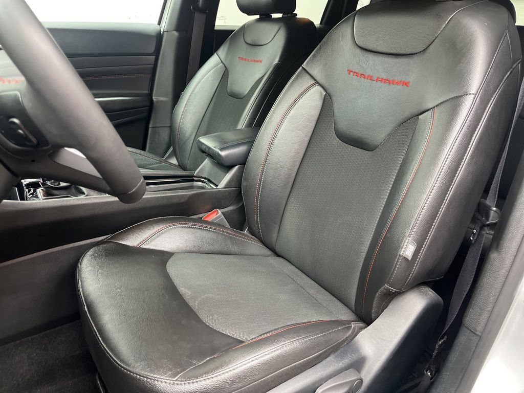 Used 2025 Jeep Compass Trailhawk AWD/4WD image 18