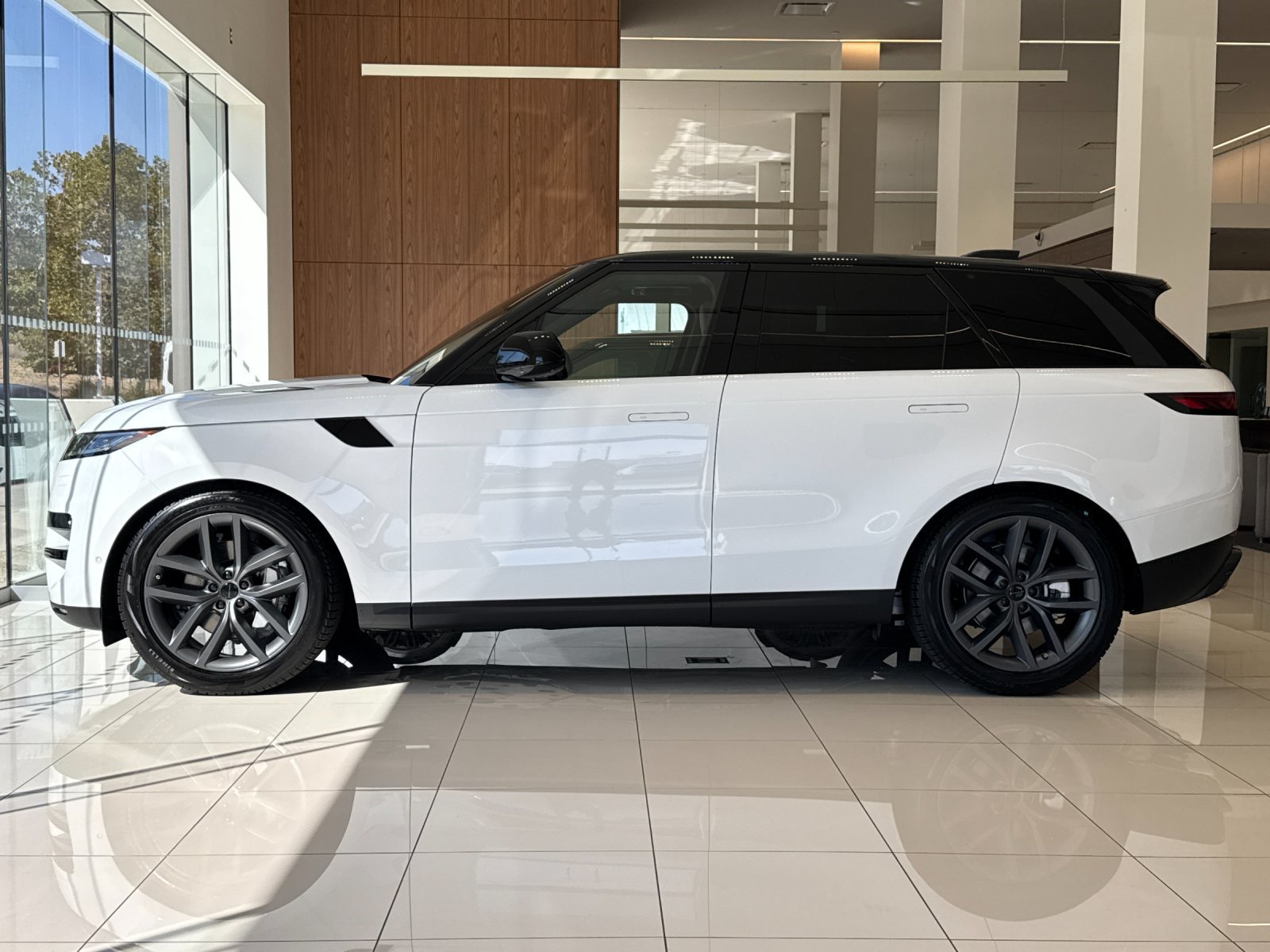 Used 2026 Land Rover Range Rover Sport SE AWD/4WD image 3