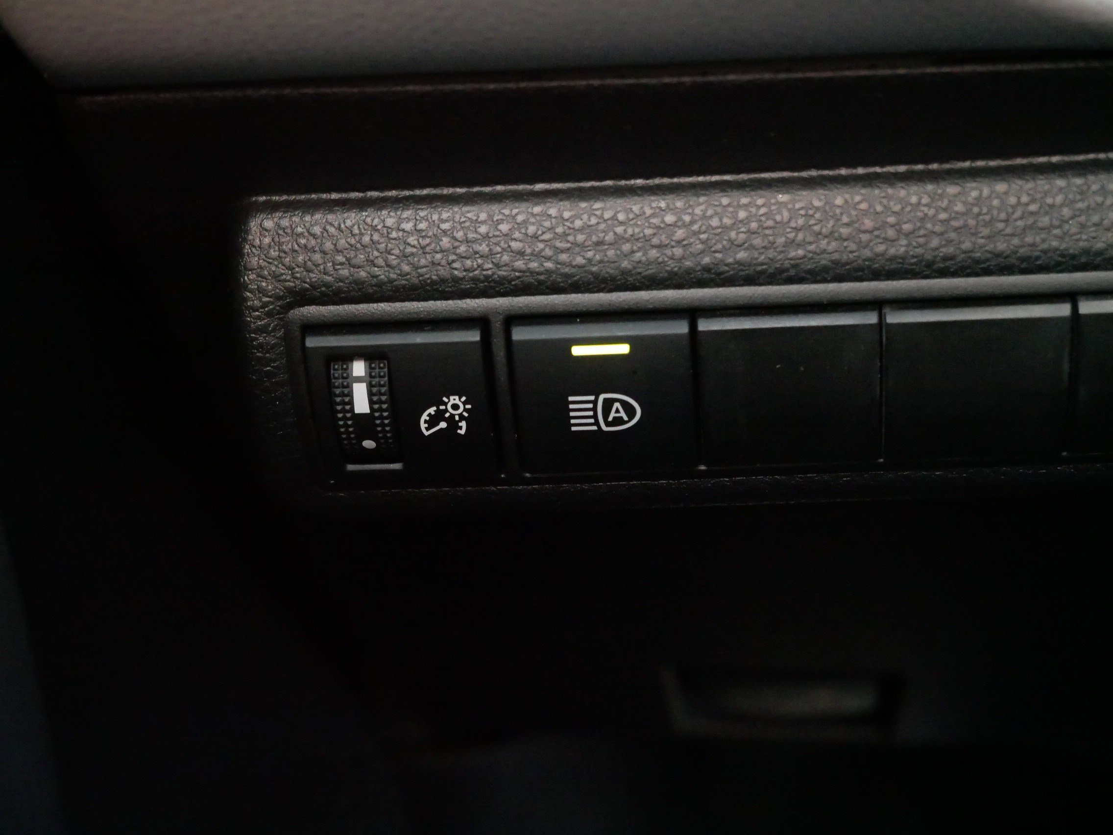 Certified 2025 Toyota Corolla LE image 27