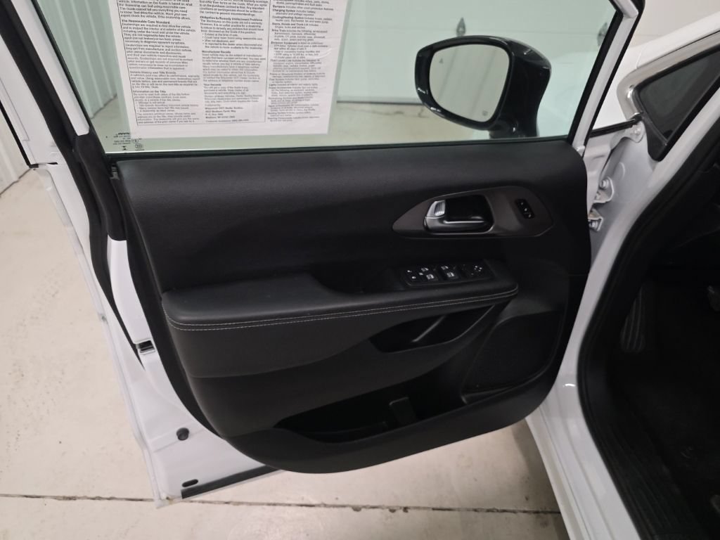 Used 2025 Chrysler Pacifica Select FWD image 12
