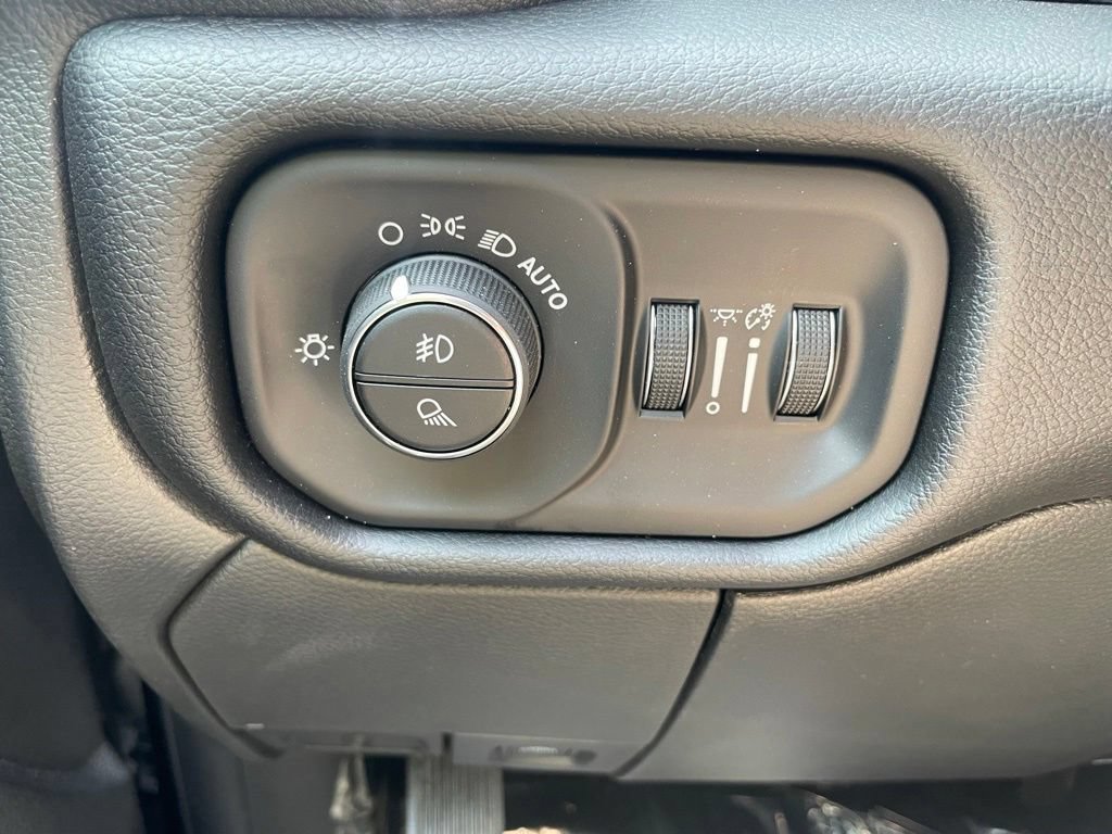 New 2026 RAM 2500 Laramie AWD/4WD image 17