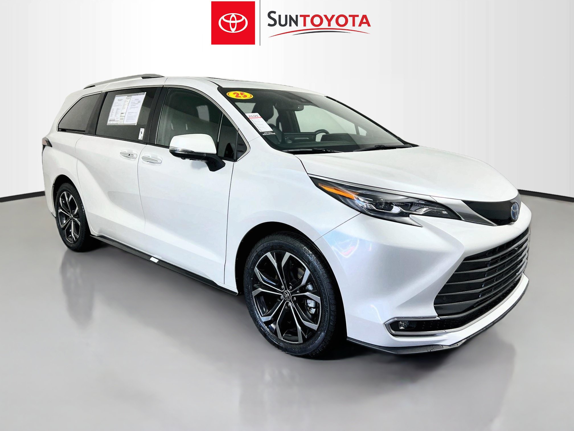 Used 2025 Toyota Sienna Platinum FWD image 1