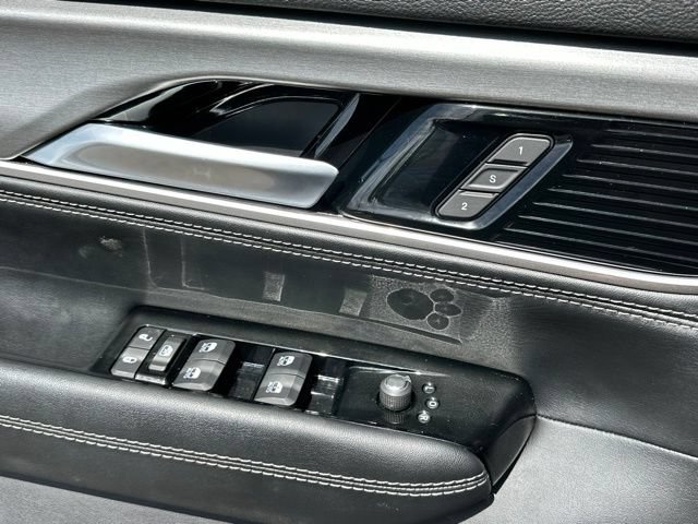 Used 2025 Jeep Wagoneer L Series II w/ Premium Group I AWD/4WD image 12