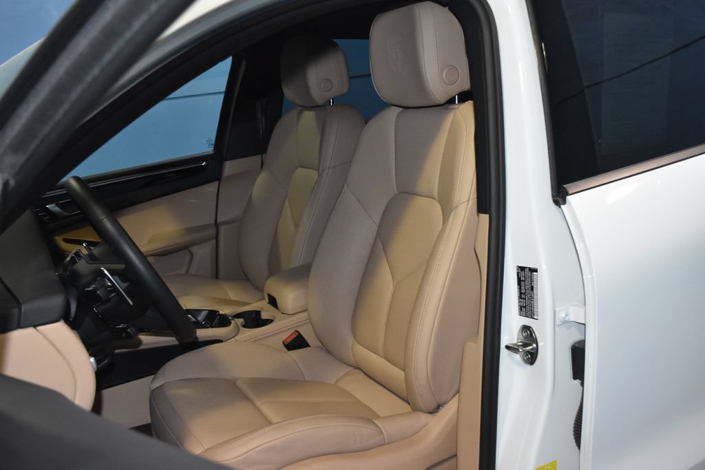 Certified 2025 Porsche Macan AWD/4WD image 5