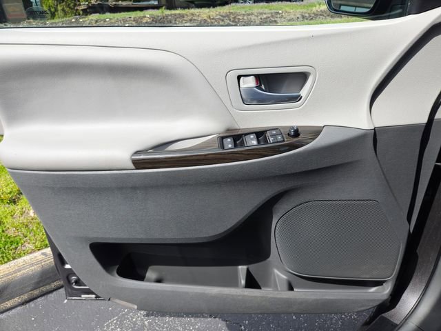 Used 2017 Toyota Sienna XLE FWD image 34