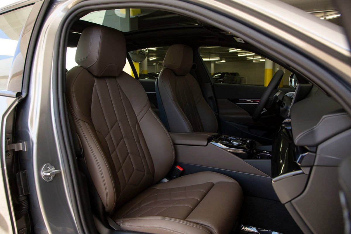 Used 2026 BMW 550e xDrive w/ Premium Package AWD/4WD image 32