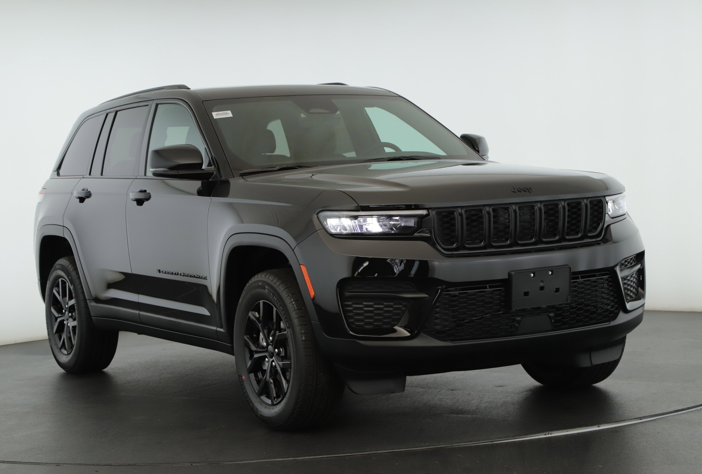 New 2025 Jeep Grand Cherokee Altitude image 1