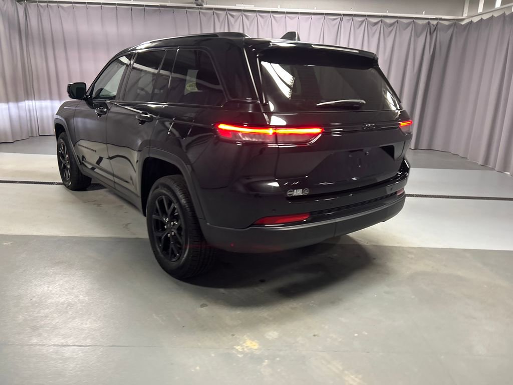 Used 2025 Jeep Grand Cherokee Altitude image 5