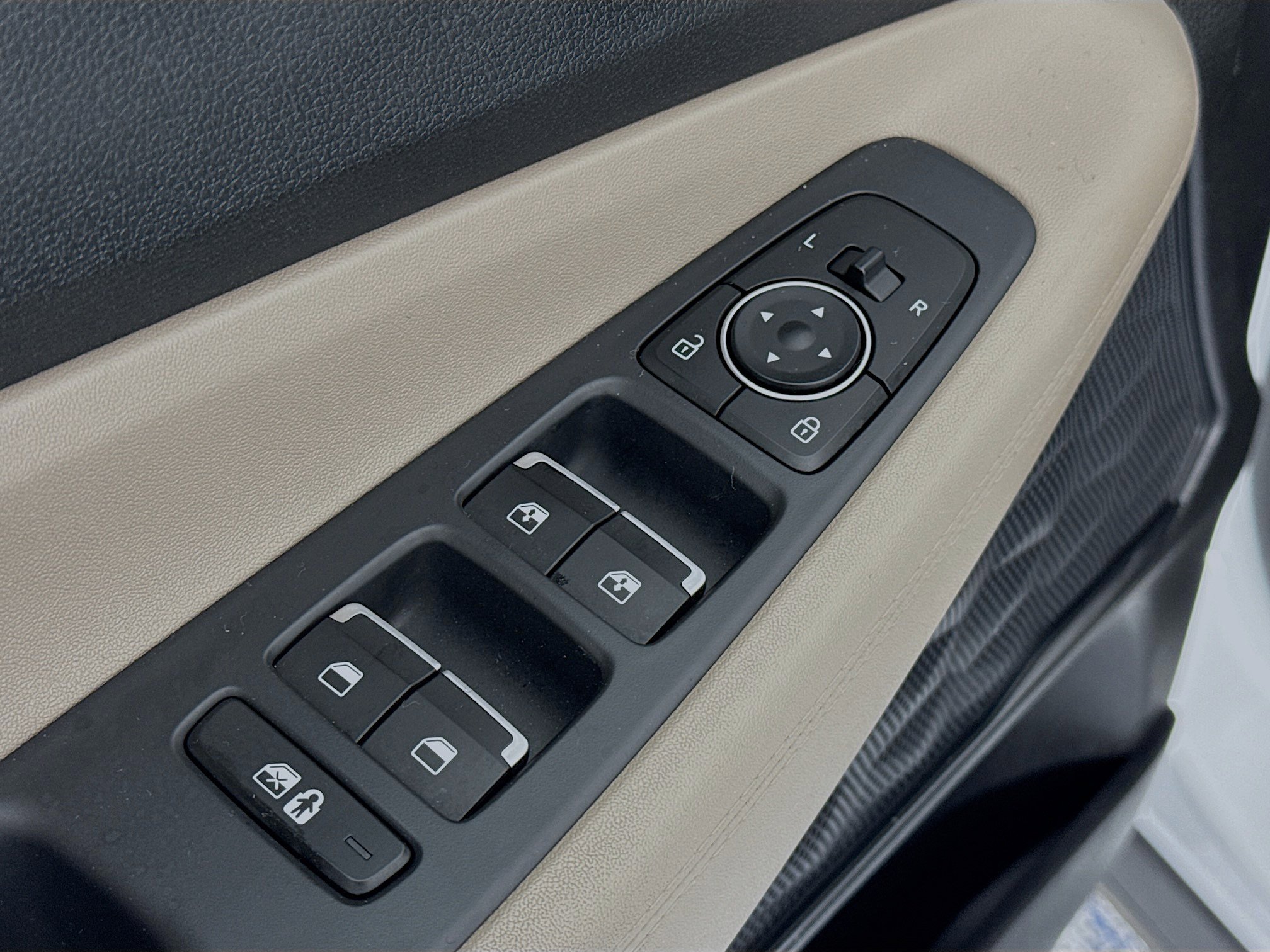 Used 2022 Hyundai Santa Fe SEL w/ Cargo Package image 17