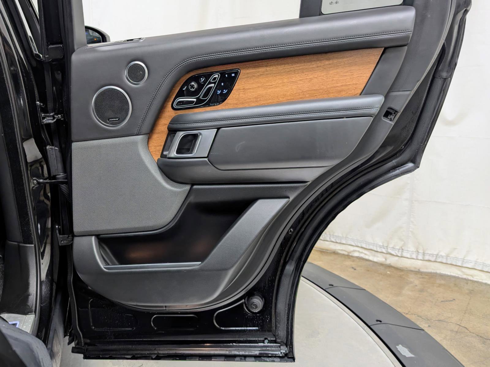 Used 2022 Land Rover Range Rover Autobiography image 23