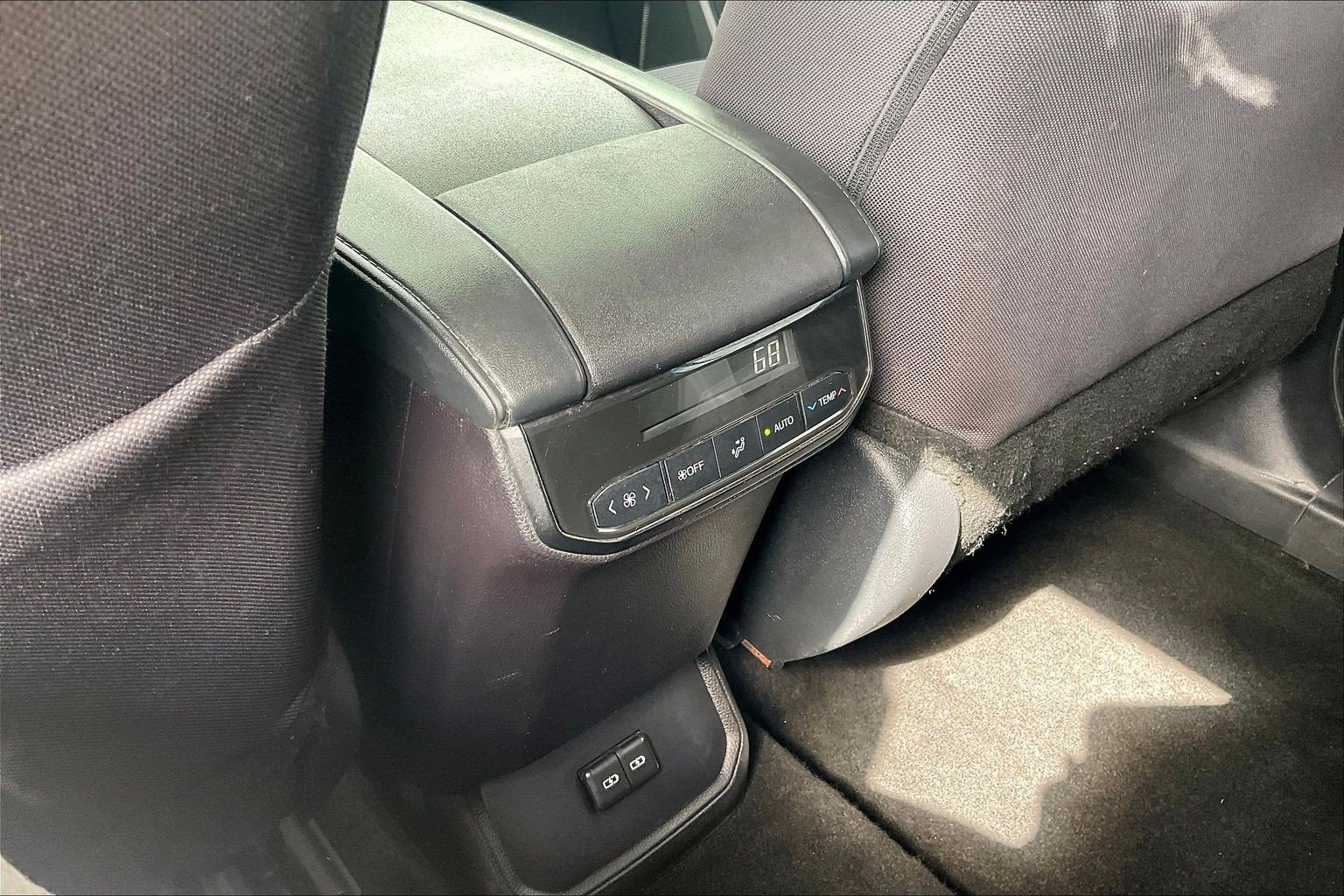 Used 2024 Toyota Highlander LE AWD/4WD image 40