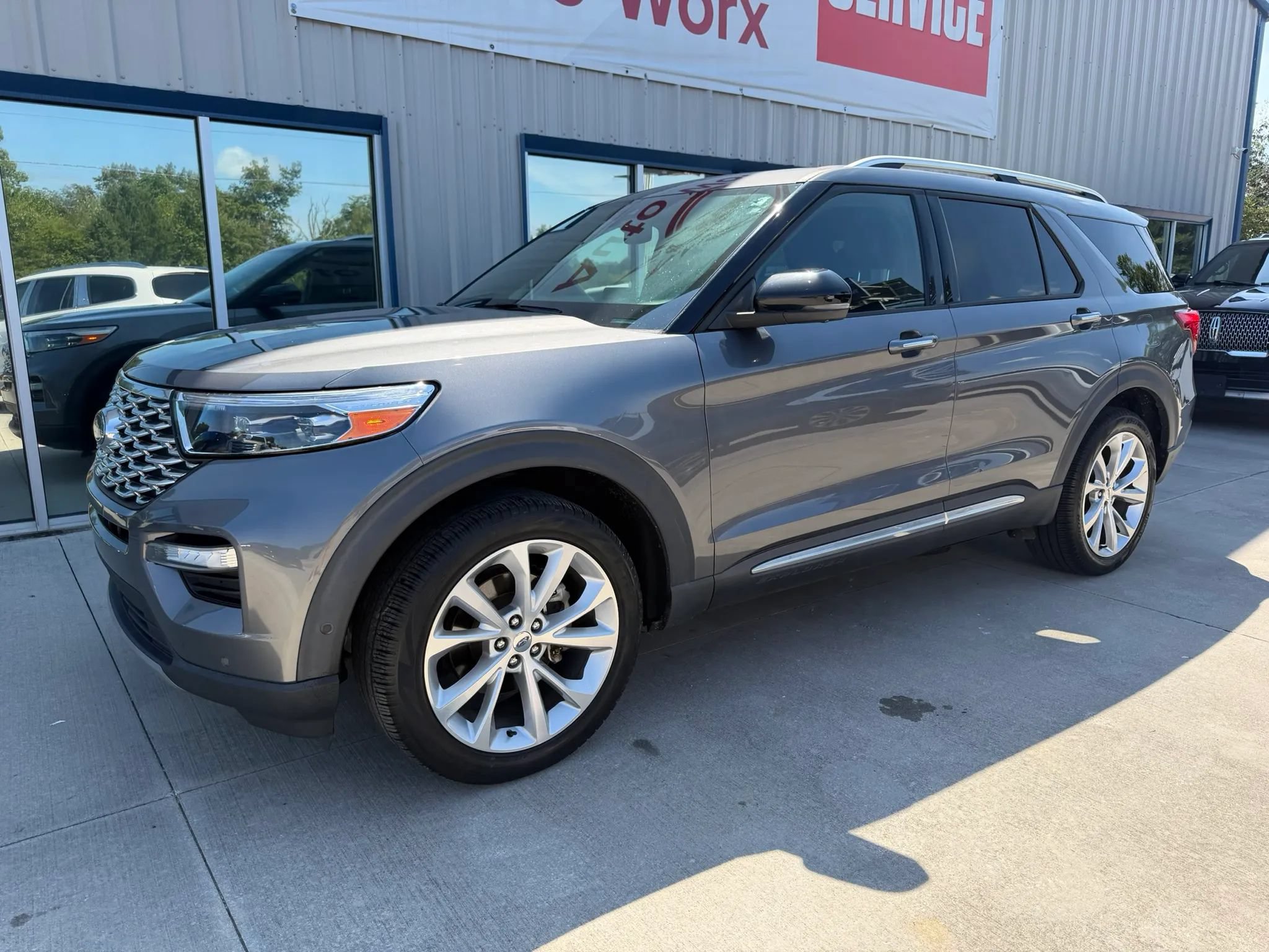Used 2021 Ford Explorer Platinum w/ Equipment Group 601A AWD/4WD image 3