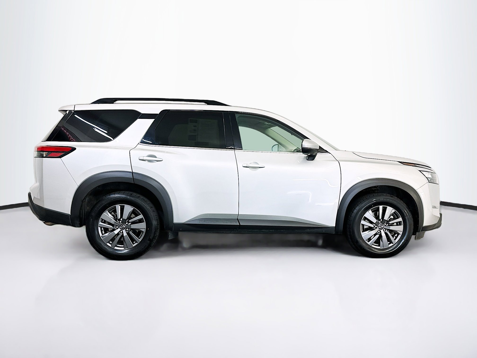 Used 2025 Nissan Pathfinder SV image 10