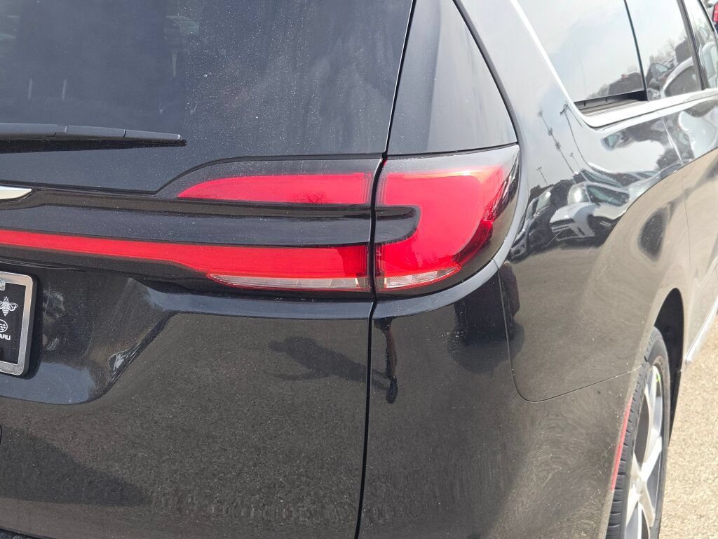 New 2026 Chrysler Pacifica Pinnacle w/ Trailer Tow Group FWD image 12