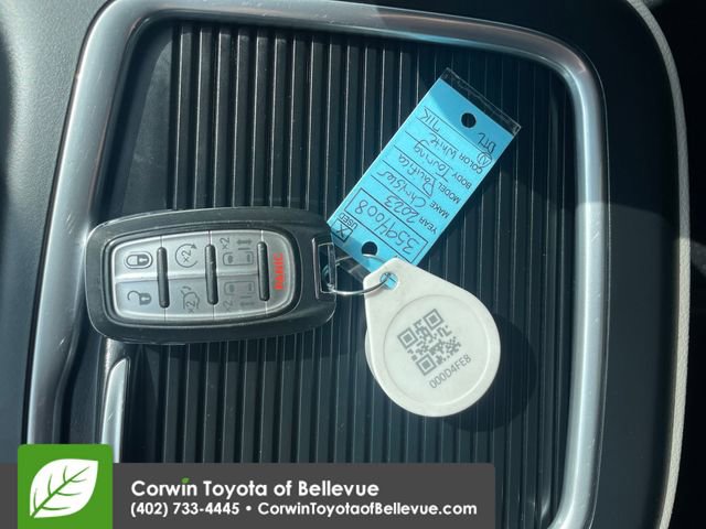 Used 2023 Chrysler Pacifica Touring-L image 16
