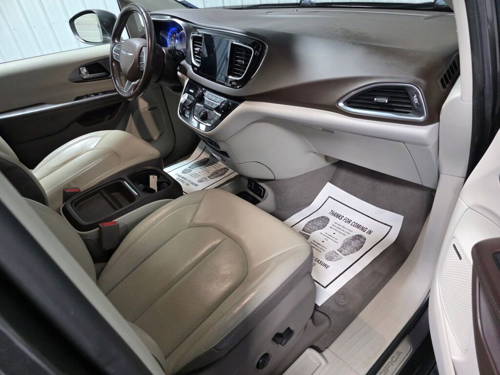Used 2019 Chrysler Pacifica Touring-L Plus w/ Advanced Safetytec Group FWD image 7